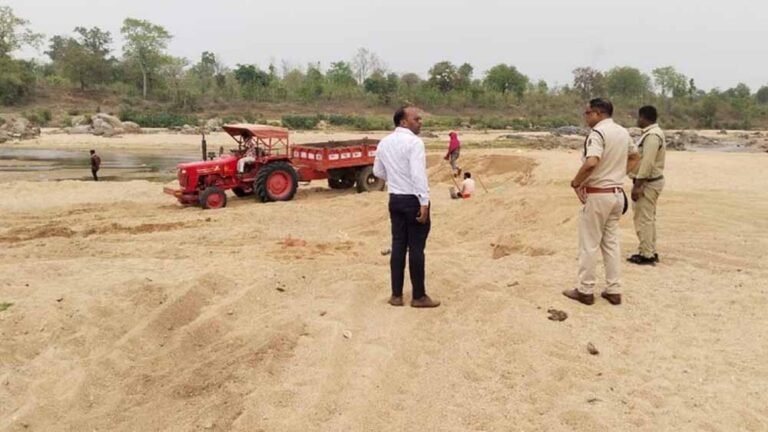 अवैध खनन पर प्रशासन का शिकंजा: खारंग नदी हादसे के बाद वाहन मालिक पर केस दर्ज