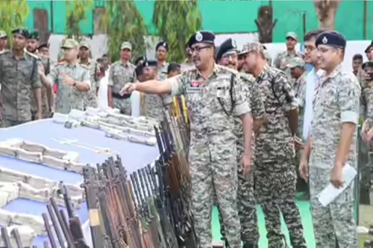 नक्सल मोर्चे पर बड़ी सफलता: 25 माओवादी कैडरों ने छोड़ी बंदूक