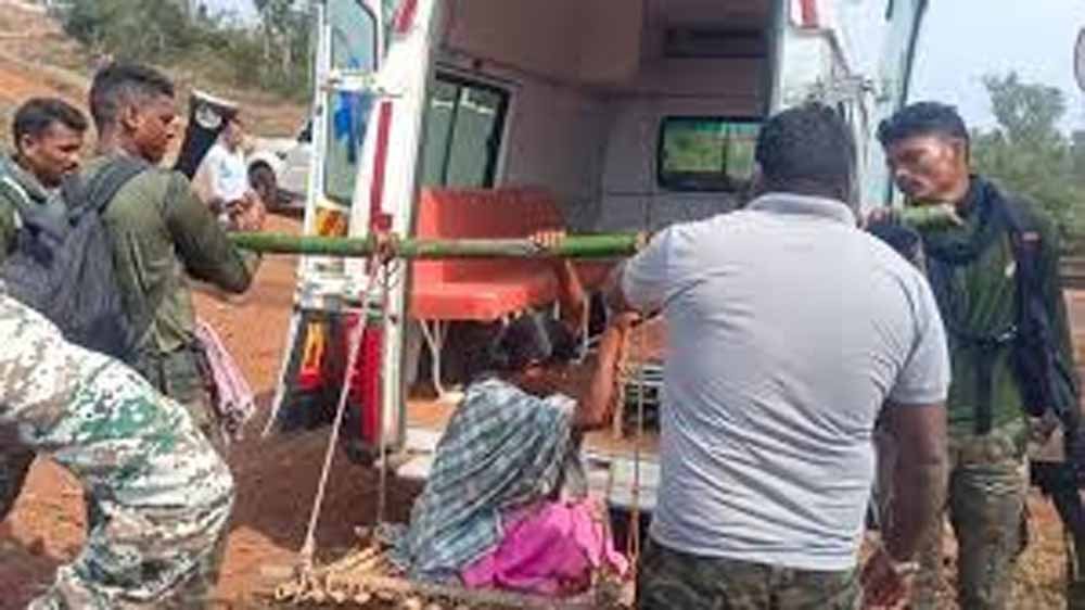 मानवता की मिसाल: Dantewada में सेना के जवानों ने गर्भवती की बचाई जान