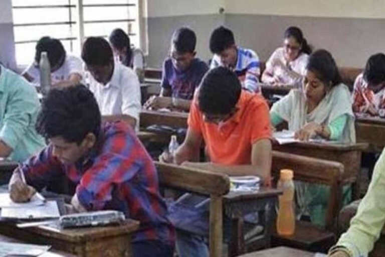 एग्जाम में गड़बड़ी पर कार्रवाई: दुर्ग में इंग्लिश पेपर रद्द, नई तारीख घोषित