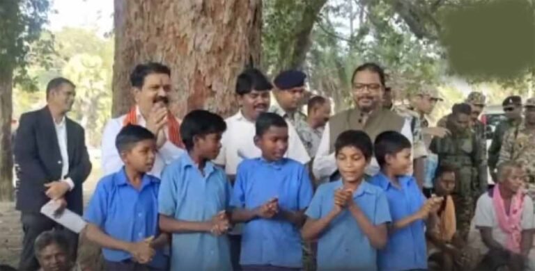 सपनों की उड़ान: बस्तर के बच्चों ने गाया प्रेरणादायक गीत, गृहमंत्री और ACS ने दिया साथ