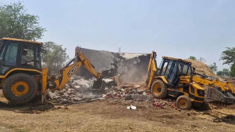 अतिक्रमण पर कड़ी कार्रवाई: धमतरी के जंगल में अवैध घरों को प्रशासन ने किया ध्वस्त