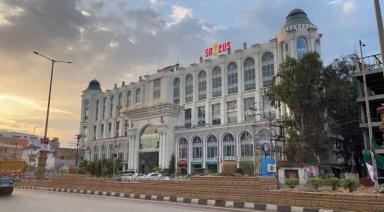 लिफ्ट फेलियर से हड़कंप: करंसी टावर की सुरक्षा व्यवस्था पर उठे गंभीर सवाल, नेता भी फंसे