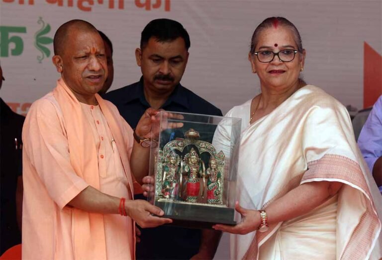 मुख्यमंत्री योगी आदित्यनाथ ने लखनऊ नगर निगम के बेहतर कूड़ा प्रबंधन के लिए 250 इलेक्ट्रिक एवं सीएनजी वाहनों को किया फ्लैग ऑफ