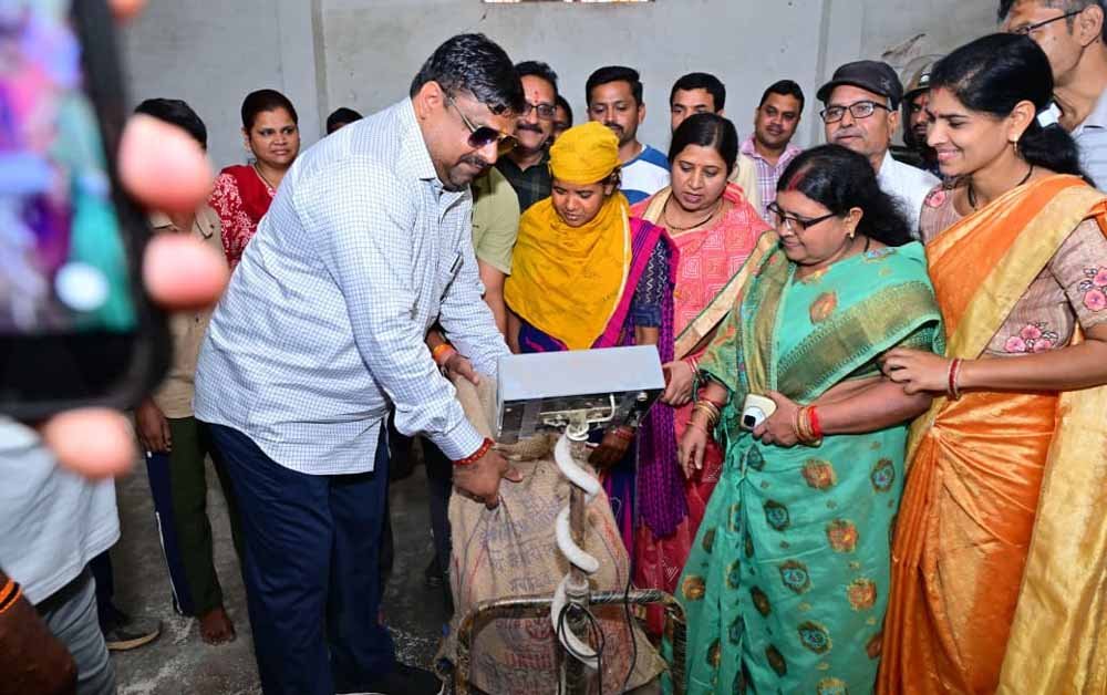 मंत्री गजेन्द्र यादव ने उचित मूल्य दुकान का किया औचक निरीक्षण