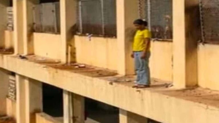 फिनायल पीकर भर्ती हुई महिला ने अस्पताल में मचाया हंगामा, छत पर चढ़ने से मचा हड़कंप