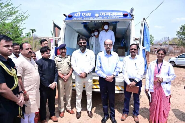 राज्यपाल  रमेन डेका ने बेहराखार में पीएम जनमन अंतर्गत संचालित मोबाइल मेडिकल यूनिट का किया अवलोकन
