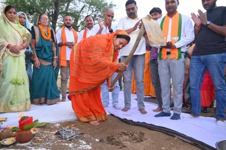 3.80 करोड़ की लागत से बनेगी सड़क, मंत्री लक्ष्मी राजवाड़े ने किया शिलान्यास