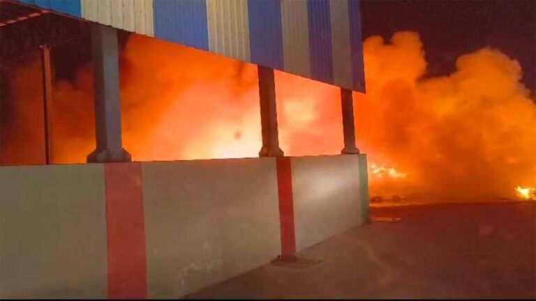 Bhopal में आग का तांडव, कचरा स्टेशन पर काबू पाने में घंटों मशक्कत