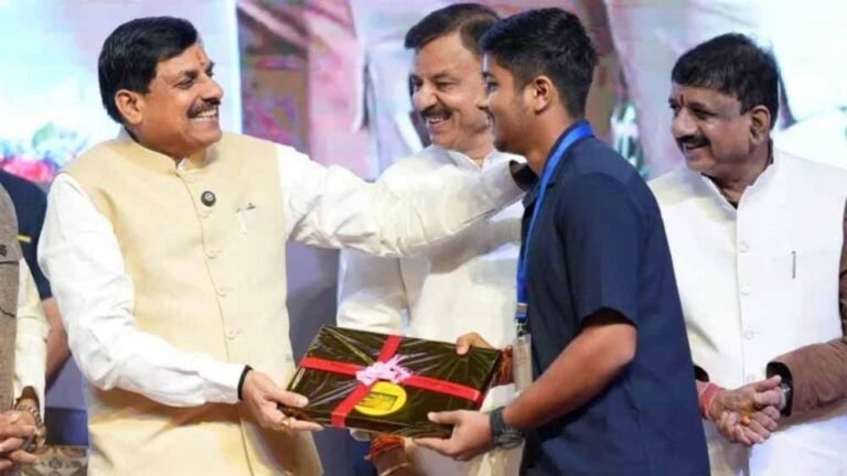 Madhya Pradesh सरकार का बड़ा तोहफा, 75%+ अंक लाने वाले छात्रों को मिलेगा लैपटॉप अनुदान