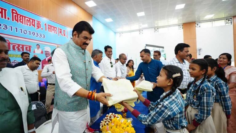 सांदीपनी विद्यालय सागर में आयोजित प्रवेश उत्सव में हुए शामिल मेधावी छात्राओं को किया सम्मानित