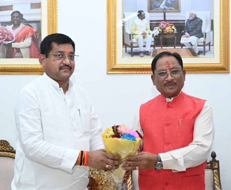 मुख्यमंत्री से उत्तरप्रदेश के राज्यमंत्री  रामकेश निषाद ने सौजन्य मुलाकात की
