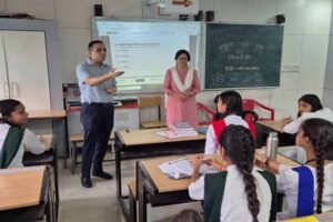 संचालक राज्य शिक्षा केन्द्र सहित अन्य अधिकारी पहुंचे स्कूल, विद्यार्थियों से किया संवाद