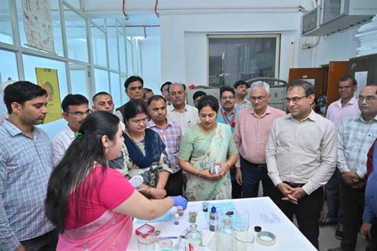 प्रयोगशालाओं को बेहतर बनाने विज्ञान संकाय शिक्षकों को राष्ट्रीय तकनीकी शिक्षक प्रशिक्षण एवं अनुसंधान संस्थान में दिया जा रहा प्रशिक्षण