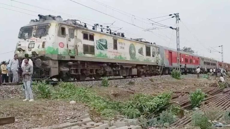 तेज हवाओं ने बढ़ाई मुसीबत, कई जगह ट्रैक पर पेड़ गिरने से ट्रेनें प्रभावित