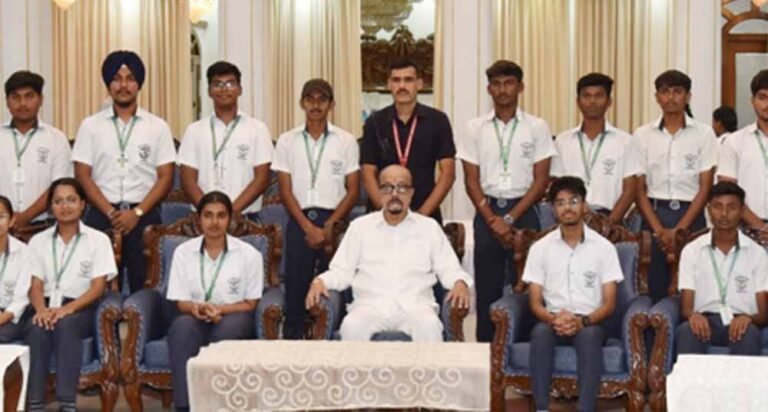 विद्यार्थियों ने देखा लोकतंत्र का केंद्र, राज्यपाल रमेन डेका से की खास मुलाकात