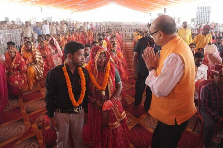 नवविवाहित जोड़ों को प्रदान किया आशीर्वाद