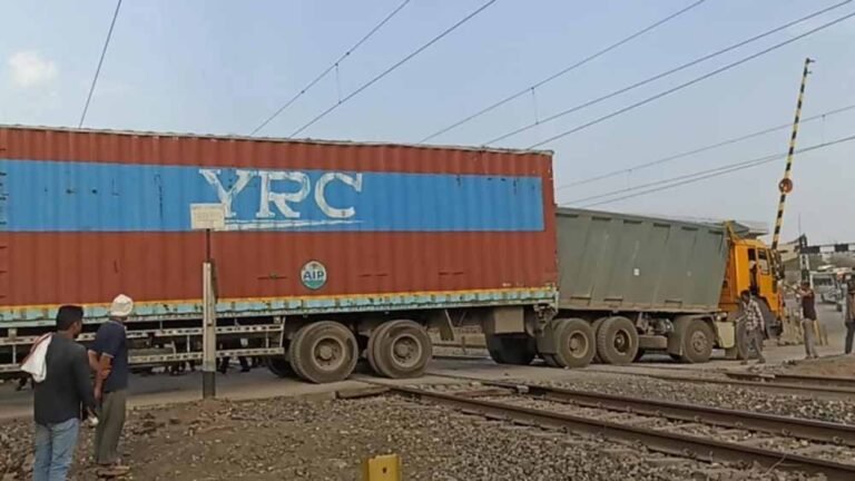 देवरीफाटक पर बड़ा रेल हादसा टला, ट्रक के फंसने पर चालक की सतर्कता ने बचाई जानें