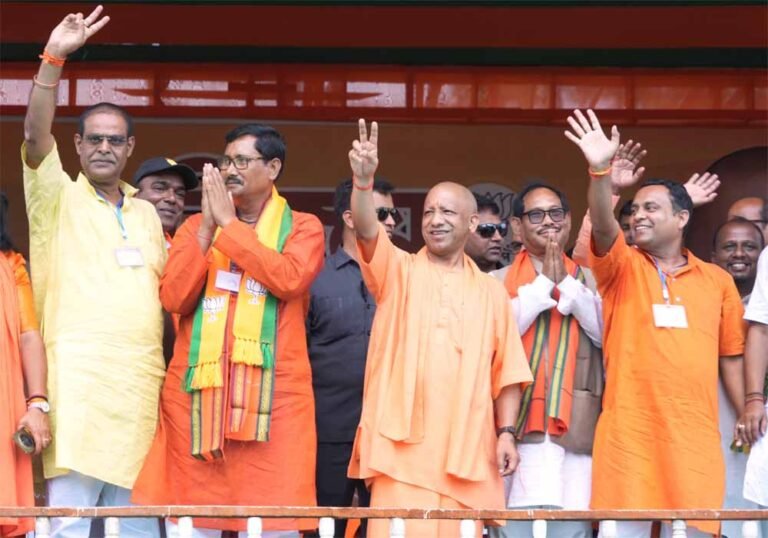 बंगाल की धरती पर गरजे सीएम योगी- ममता बनर्जी सिंहासन खाली करो, बीजेपी आ रही है
