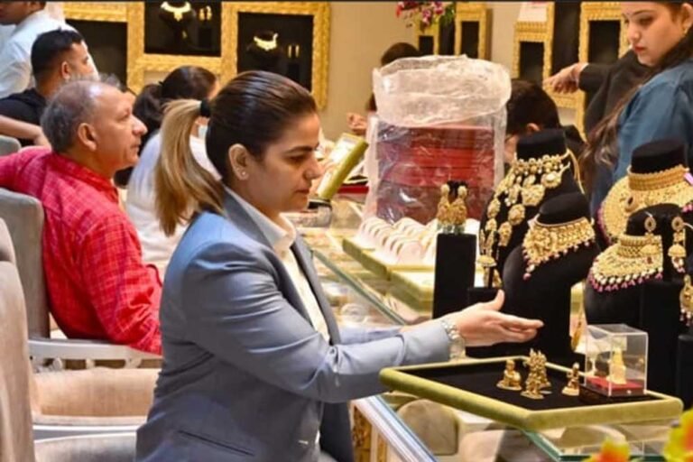 चांदी के दाम में 4500 रुपये की बढ़ोतरी, सोने की कीमत भी 2000 रुपये से अधिक बढ़ी