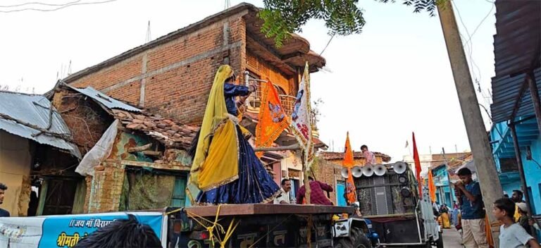 मां बिरासिनी धाम बिलासपुर में शिव प्राण प्रतिष्ठा की शोभायात्रा निकाली गई