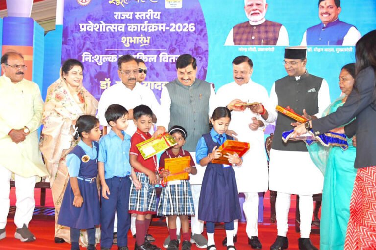 MP के जनजातीय क्षेत्रों में शिक्षा क्रांति, 63 एकलव्य स्कूलों में 25 हजार छात्र ले रहे शिक्षा, स्कॉलरशिप और फ्री हॉस्टल का लाभ