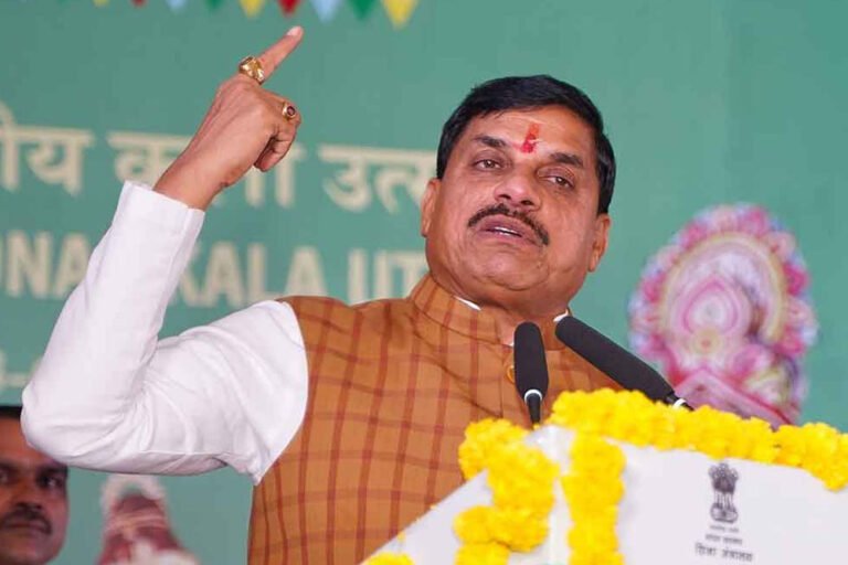 सीएम मोहन की खड़गे पर तीखी प्रतिक्रिया, बोले- PM मोदी पर विवादित टिप्पणी के लिए माफी मांगें कांग्रेस अध्यक्ष