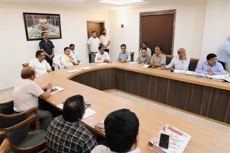 पेयजल और सीवरेज लाइन निर्माण की कठिनाईयां समन्वय से करें दूर : उप मुख्यमंत्री शुक्ल