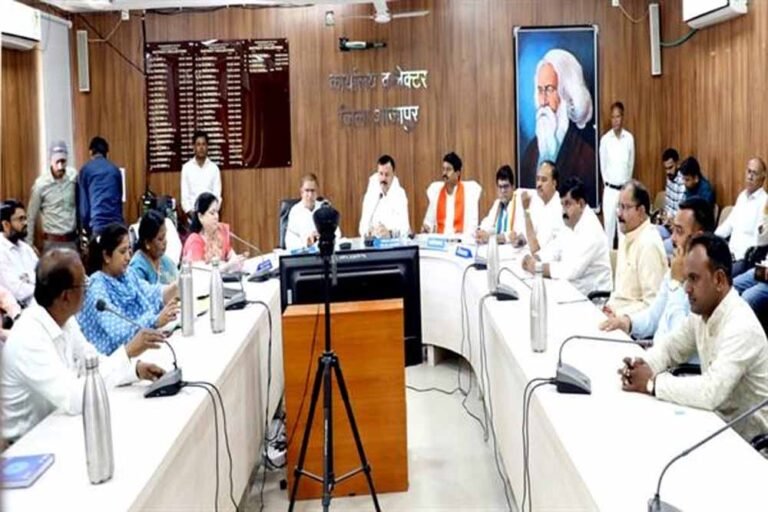 दो पहिया वाहन चालकों को हेलमेट लगाकर चलने के लिए करें प्रेरित : परिवहन मंत्री सिंह