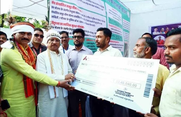 तेंदूपत्ता संग्राहकों को मिली बड़ी सौगात, मुख्यमंत्री ने 33.40 लाख रुपये भुगतान का किया शुभारंभ