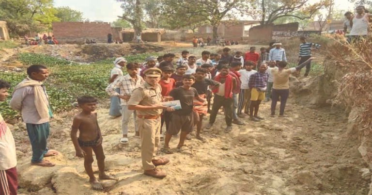चीखों से गूंजा गांव: मिट्टी का टीला गिरने से 8 दबे, 3 की मौत