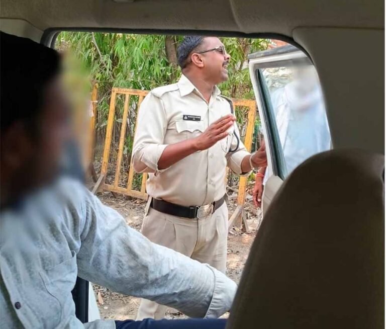 हरदा के डायल-112 हीरोज रेलवे ट्रैक पर खड़े व्यक्ति की सतर्कता से बचाई जान समझाइश देकर परिजनों के सुपुर्द किया