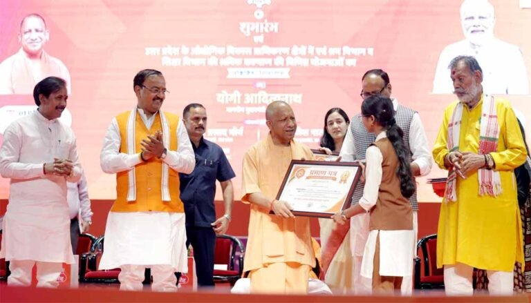 सीएम योगी के हाथों सम्मान पाकर अभिलाषा बोलीं- ‘डॉक्टर बनना है सपना’