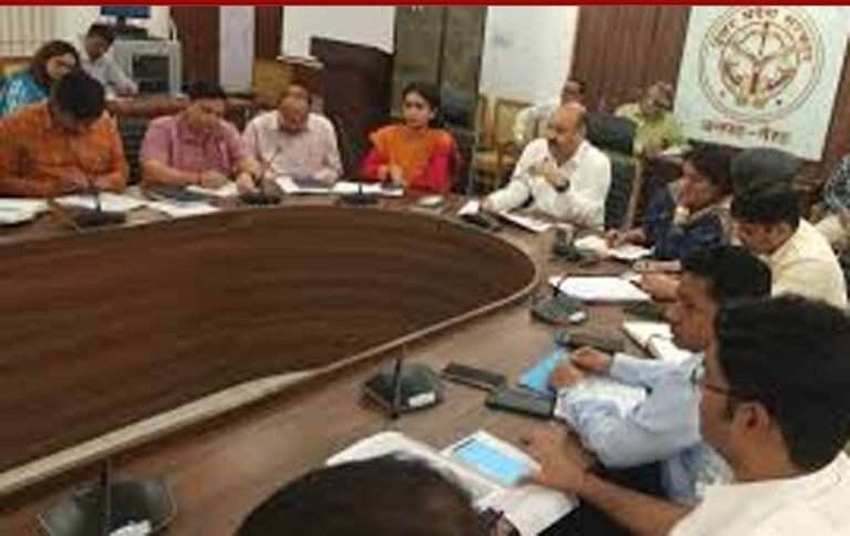 डीएम डॉ. वीके सिंह का बड़ा एक्शन: जनशिकायत निस्तारण में ढिलाई पर अफसरों पर गिरी गाज