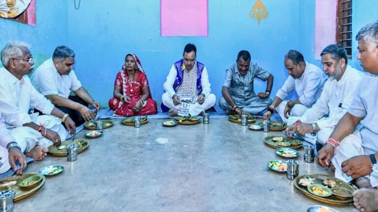 चुड़ादा गांव में चौपाल के बाद सीएम ने खाट पर बैठकर सुनी ग्रामीणों की बातें