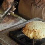 रोटी बनाते समय भूलकर भी न करें ये गलती, घर की बरकत हो सकती है प्रभावित