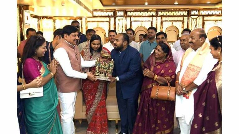 मुख्यमंत्री डॉ. यादव ने केंद्रीय मंत्री डॉ. वीरेंद्र कुमार के पुत्र- पुत्रवधू को दिया सुखद दाम्पत्य जीवन का आशीर्वाद