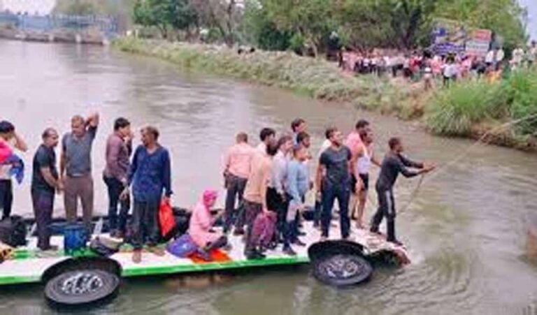 तेज रफ्तार बस रेलिंग तोड़ रामगंगा नहर में पलटी, बचाव कार्य जारी