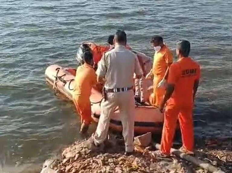 Banswara में दर्दनाक घटना, 8 लोग तैरकर बचे, रेस्क्यू जारी