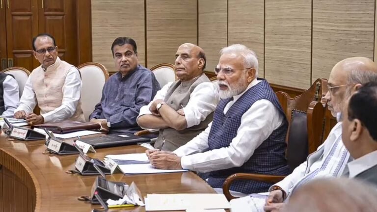 किसानों से लेकर रेल यात्रियों तक खुशखबरी: केंद्र सरकार ने लिए कई बड़े फैसले