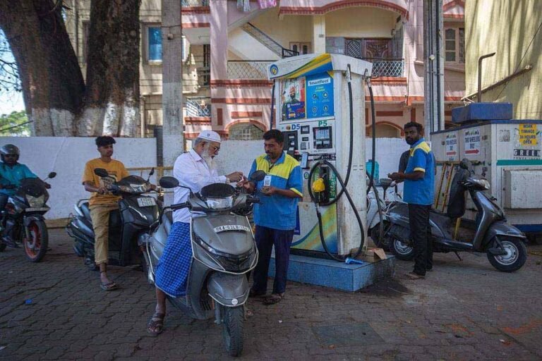 कच्चे तेल की कीमतों का असर, यूपी में पेट्रोल 99 रुपये के पार