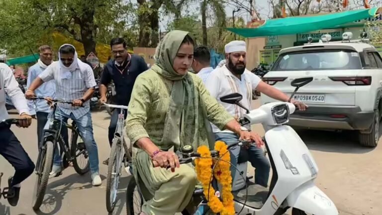 साइकिल यात्रा में दिखा अनोखा अंदाज: विधायक कंचन तनवे के काफिले में चली ई-कार
