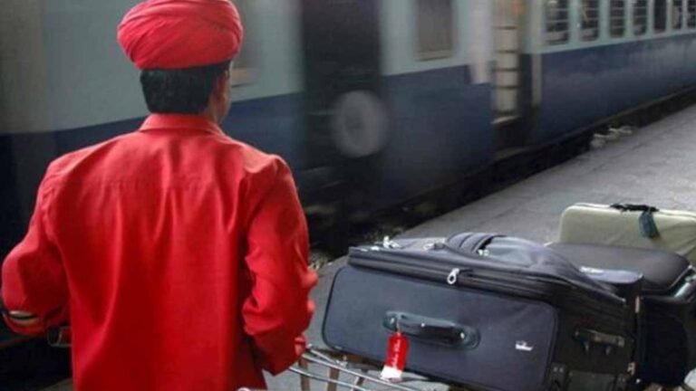 स्टेशन पर अब नहीं करनी होगी कुली से मोलभाव, ऑनलाइन बुकिंग से तय होगा फिक्स चार्ज