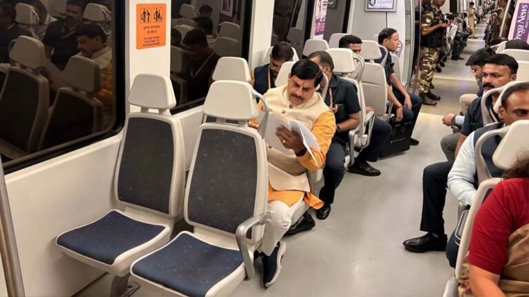 CM डॉ. यादव ने किया दिल्ली मेट्रो में सफर, PM मोदी के पब्लिक ट्रांसपोर्ट संदेश को अपनाया