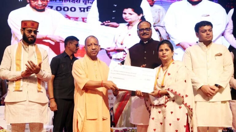 CM योगी से चेक पाकर भावुक हुए अनुदेशक, बोले- सरकार ने हमें सम्मान दिया