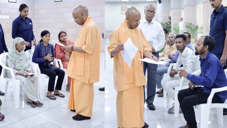 ‘जनता दर्शन’ में आए आमजनों से मिले सीएम योगी, हर आगंतुक की सुनीं समस्या