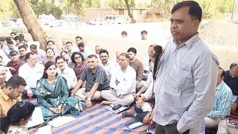 अफसरशाही छोड़ जमीन पर उतरे रीवा कलेक्टर, नॉन एसी बस से गांव पहुंचकर सुनी लोगों की समस्याएं