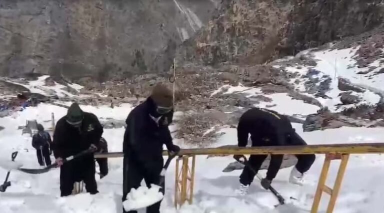 बर्फ से ढका हेमकुंड साहिब, सेना बर्फ काटकर रास्ता खोलने में जुटी