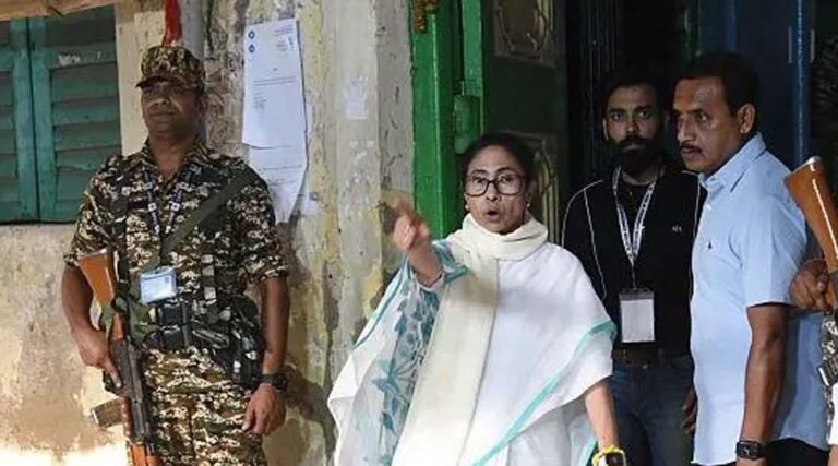 ममता की 3 घंटे की मौजूदगी और कार्यकर्ताओं का पहरा, टीएमसी के आरोप पर EC का जवाब