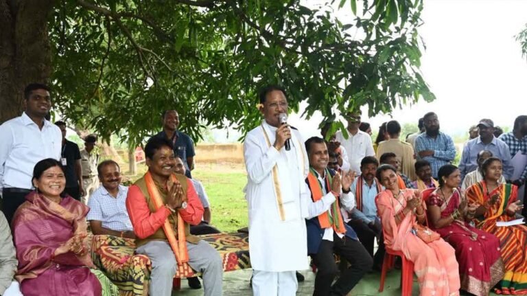 मुख्यमंत्री विष्णु देव साय ने  तेंदूपत्ता संग्राहकों से किया आत्मीय संवाद, सुनी समस्याएं
